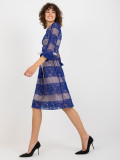 Rochie cocktail midi cobalt cu dantelă și curea
