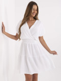 Rochie albă evazată cu mâneci scurte