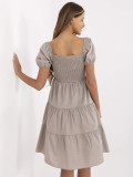 Rochie bej cu fustă evazată și mâneci scurte