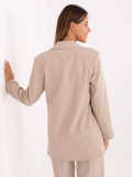 Sacou elegant bej cu căptușeală și broșă