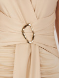Rochie midi elegantă bej cu decolteu petrecut și drapaje