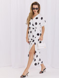 Rochie midi alb-negru cu buline și decolteu petrecut