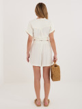 Pantaloni scurți albi din viscoză cu curea