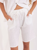 Compleu alb cu bluză și pantaloni scurți