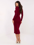 Rochie midi tricotată bordo cu decolteu în V și nasturi