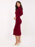 Rochie midi tricotată bordo cu decolteu în V și nasturi