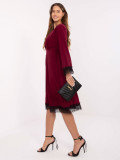 Rochie midi bordo cu dantelă și decolteu petrecut