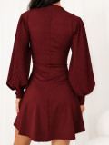 Rochie mini bordo cu decolteu în V și mâneci bufante