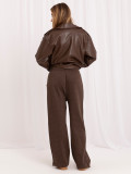 Pantaloni de trening maro cu croială largă și aplicație