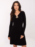 Rochie mini elegantă neagră, reiată, cu decolteu în V și mâneci lungi
