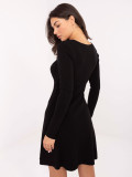 Rochie mini elegantă neagră, reiată, cu decolteu în V și mâneci lungi