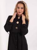 Rochie midi neagră evazată cu curea și broșă