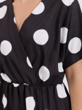 Rochie midi negru-alb cu buline și decolteu petrecut