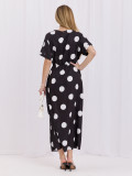 Rochie midi negru-alb cu buline și decolteu petrecut