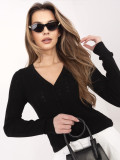 Pulover negru ajurat cu nasturi și decolteu în V