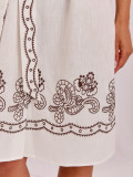Rochie ecru evazată cu broderie și curea