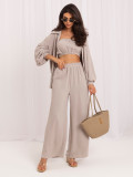 Set bej cu top, cămașă și pantaloni