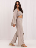 Set bej cu top, cămașă și pantaloni
