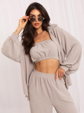 Set bej cu top, cămașă și pantaloni