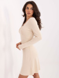 Rochie mini elegantă bej deschis din tricot cu decolteu în V