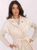Vestă matlasată elegantă bej cu curea și broșă