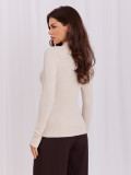Pulover elegant bej cu guler înalt și zirconii