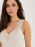 Top bej cu dantelă și decolteu în V