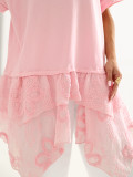 Bluză roz din bumbac cu volan și broderie