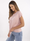 Tricou stilat cu inscripție în roz deschis