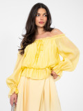 Bluză galbenă cu umeri goi și volan