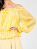 Bluză galbenă cu umeri goi și volan
