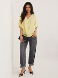 Bluză galbenă cu decolteu în V și mâneci scurte