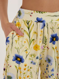 Pantaloni scurți galbeni cu imprimeu floral
