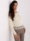 Pulover elegant bej cu dantelă și nasturi