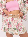 Pantaloni scurți roz cu imprimeu floral, croială largă și curea