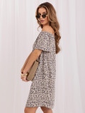 Rochie oversize gri cu imprimeu animalier și decolteu bardot
