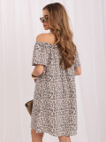 Rochie oversize gri cu imprimeu animalier și decolteu bardot