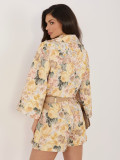 Pantaloni scurți galbeni cu imprimeu floral, croială largă și curea