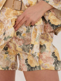 Pantaloni scurți galbeni cu imprimeu floral, croială largă și curea