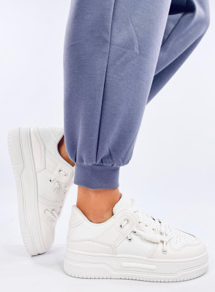 Adidași albi cu talpă mai înaltă