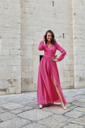Rochie maxi din șifon cu mâneci lungi și legare la spate, culoare amarant
