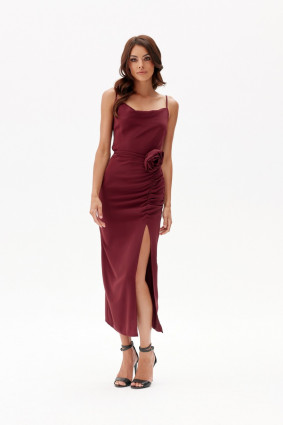 Rochie midi cu drapaj și trandafir decorativ în culoare bordo