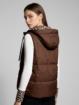 Vestă reversibilă cu imprimeu leopard, maro ciocolatiu