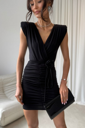 Rochie mini neagră cu decolteu petrecut și curea decorativă