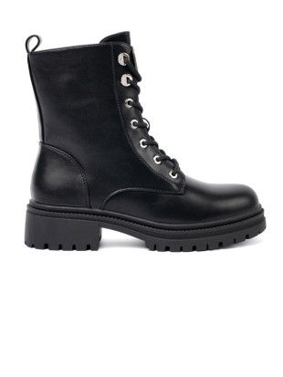 Botine negre cu șireturi și decor metalic