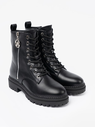 Botine negre stilate cu detalii metalice