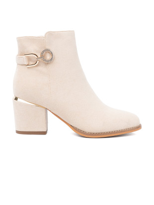 Botine bej deschis cu toc și cataramă decorativă