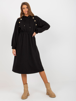 Rochie neagră cu glugă și fustă evazată