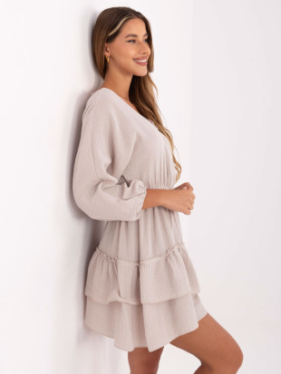 Rochie bej cu fustă evazată și mâneci lungi
