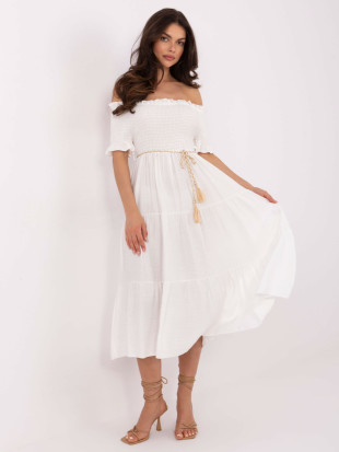Rochie albă evazată cu curea